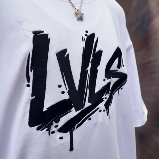 LVLS Oversized Shirt White „Big Logo“ – Weniger Ablenkung. Mehr Statement.